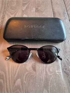 Women's Black Round Sunglasses